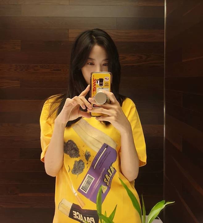 Lee Chung-ah, transforms into Maize in midwinter...everyday book is also pureActor Lee Chung-ah has revealed his relaxed routine.Lee Chung-ah posted a picture on her Instagram account on December 13 with a Maize emoticon.Lee Chung-ah in the photo is taking a picture of himself in a mirror wearing a yellow short sleeve.Especially, the flowerpot leaves and yellow t-shirts under Lee Chung-ah caused a smile because they showed off visuals like Maize.