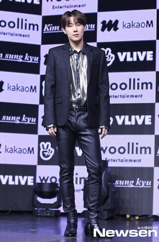 Kim Sung-kyu, bold leather pants fashion [Photoen HD]Group Infinite member Kim Sung-kyu poses in the media showcase commemorating the release of his third Mini album INSIDE ME Online on the afternoon of December 14th.Kim Sung-kyus third mini-album INSIDE ME title song Im Cold is an impressive song with the state of loss that has left precious things, the empty heart that is broken and frozen cold sometimes, and sometimes rough vocals. It is released through various Online music sites at 6 pm today.News reports: Jung Yoo-jin