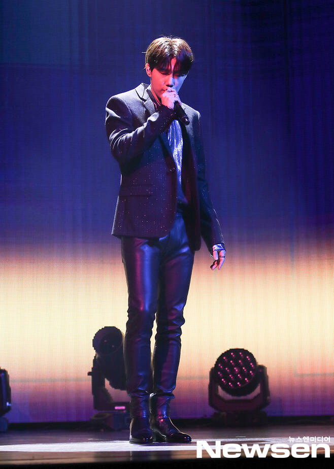 Kim Seong-gyu makes Solo comeback after two years and 10 monthsGroup Infinite member Kim Seong-gyu is presenting the stage at the media showcase commemorating the release of his third mini album INSIDE ME on Online on the afternoon of December 14th.Kim Seong-gyus third mini album INSIDE ME title song Im Cold is an impressive song with an impressive vocals that sometimes pour out the empty heart that is broken and frozen, and sometimes cold, and is released through various online music sites at 6 pm today.