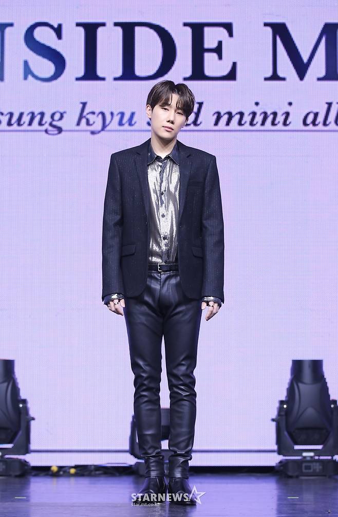 Kim Sung-kyu Wasnt it cool just standing there?Infinite Kim Sung-kyu poses in the showcase of the third mini album INSIDE ME released on Online Live on the afternoon of the 14th./ Photos: Ullim Entertainment