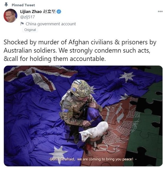 자오리젠 중국 외교부 대변인이 지난달 말 자신의 트위터 계정에 올린 합성 사진으로 호주와 중국 관계가 한층 나빠졌다. 사진은 호주 군인이 아프가니스탄 어린이를 해치려는 모습이다. [트위터 캡처]