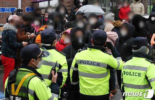 (안산=뉴스1) 김진환 기자 = 13일 오전 아동 성폭행 혐의로 징역 12년을 복역 후 출소한 조두순이 거주하는 경기도 안산시내 거주지 앞에서 유투버들과 경찰이 마찰을 빚고 있다. 2020.12.13/뉴스1