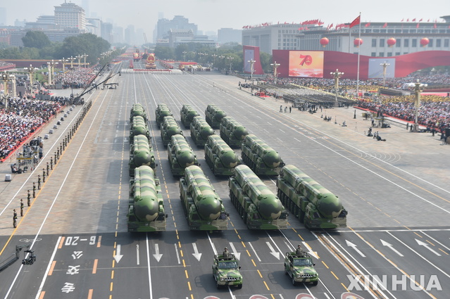 【베이징=신화/뉴시스】중국군 최강 탄도미사일 둥펑-41이 중국 베이징에서 열린 신중국 70주년 열병식에 선보이고 있다. 2019.10.02