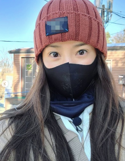Lee Si-young, who picked up Cheonggyesan Trash at 10 degrees in the movie, said: Please remove the mask strap.Actor Lee Si-young is showing good influence even in cold weather.Lee Si-young posted an article on his Instagram on the afternoon of the 15th, starting with I picked up Trash in Cheonggyesan with Santa TV today (feat.zero10).It was more meaningful and fun to finish the year and clean the mountain. It was a Mask Trash one month, It was a Mask-Trash-around course, he said.Lee Si-young said, Many animals. Marine animals are suffering from Mask.Birds are caught in the Mask strap, twisted and tied, unable to fly, inflamed, eventually rotting.Even if you throw away Mask, tie it or remove the strap.I hope that the precious Mask that bores us will not repeat another vicious cycle. And I really do climbing Eisen. I just wore hiking boots today, but I fell and slipped. .. It is really slippery because the stairs are frozen.I did not forget to say that I fell down in the winter mountain and it is a real fracture. Lee Si-young, who is in the video and photos released together, stares at the camera armed with a hat and Mask, with her distinctive large eyes.A commemorative photo taken at Cheonggyesan Mabawi gives refreshment to viewers with blue sky.Meanwhile, Lee Si-young is currently appearing on TVN I am alive.Lee Si-young Instagram