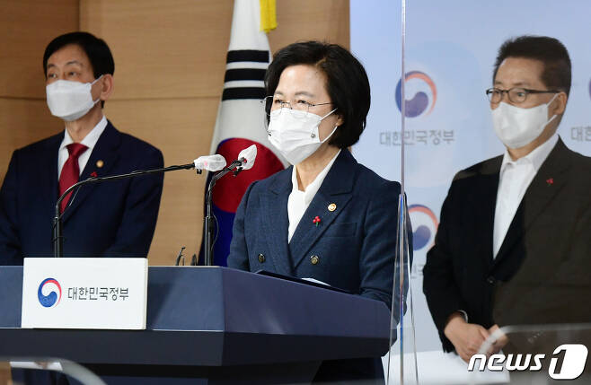추미애(가운데) 법무부 장관. 2020.12.16/뉴스1 © News1 사진공동취재단
