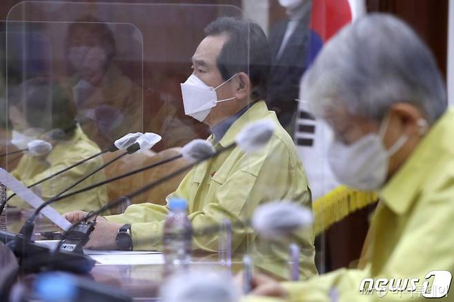 (서울=뉴스1) 이광호 기자 = 정세균 국무총리가 12일 오후 서울 종로구 정부서울청사에서 코로나19 긴급방역대책회의를 주재하고 있다. 이날 코로나19 신규 확진자는 950명으로 국내 첫 환자가 발생한 지난 1월 20일 이후 최대치를 기록했다. 2020.12.12/뉴스1