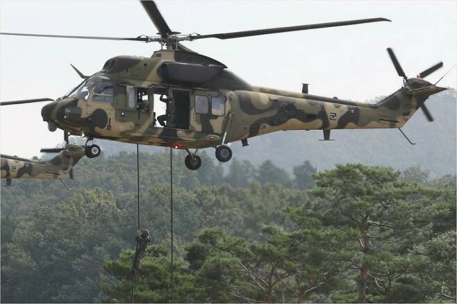 지난 9월 22일 국군의 날 행사 리허설에서 KUH-1 수리온 헬기가 특전사 대원을 패스트로프로 하강시키고 있다. (사진=국방부 제공)