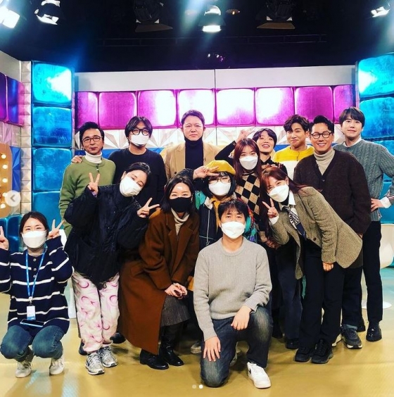 Yoon Jong Shin, Radio Star 700 special feature Cao Yu preview ..Cho Kyuhyun Yoo Se-yoon alsoSinger Yoon Jong Shin has been Cao Yu for a long time with the cast ahead of the 700th Radio Star.On June 16, Yoon Jong Shin released photos taken with members of Radio Star through his instagram.The photo also shows Super Junior Cho Kyuhyun and Yoo Se-yoon who performed Radio Star together with Yoon Jong Shin.In addition, Kim Gura, Kim Kook Jin, and Ahn Young Mi have appeared in the cast and staff.Yoon Jong Shin, along with this, Radio Star 700 specials.Radio Star family members who have been nice for a long time and showed a 700 appearance.