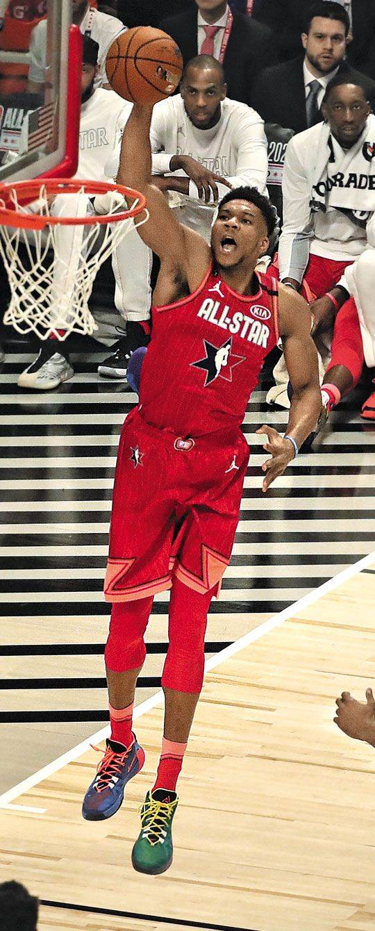 야니스 아데토쿤보가 밀워키 벅스와 5년간 재계약을 맺으며 2021-2022시즌부터 연봉 약 500억원을 받게 됐다. 현역 북미 프로 스포츠 최고 평균 연봉이다. 지난 2월 아데토쿤보가 NBA 올스타전에서 덩크슛을 터뜨리는 모습. /AP 연합뉴스