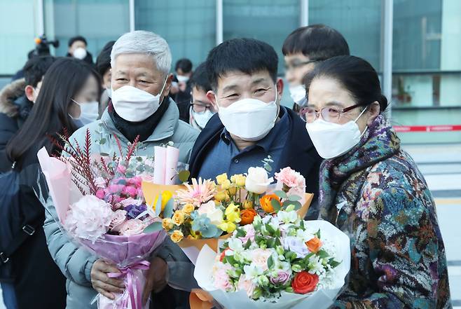 Suwon District Court on Thursday afternoon acquitted Yun Sung-yeo, 53, of a 1988 murder for which he was wrongly convicted and served 20 years in prison. (Yonhap)