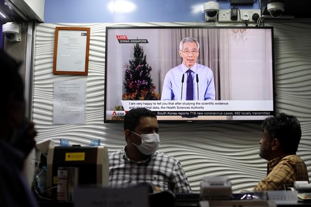 싱가포르 시민들이 지난 14일 리셴룽 총리의 대국민 담화를 시청하고 있다. /로이터 연합뉴스