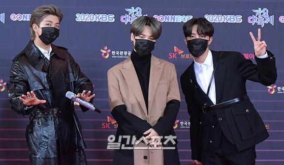 Photo] RM-J-Hope Jimin why the new chorom?BTS (BTS-RM, Jean, Suga, J-Hope, Jimin, Bue, Jungkook) members RM, Jimin and J-Hope pose at the red carpet event of the 2020 KBS Song Festival held at KBS in Yeouido, Seoul on the evening of the 18th.