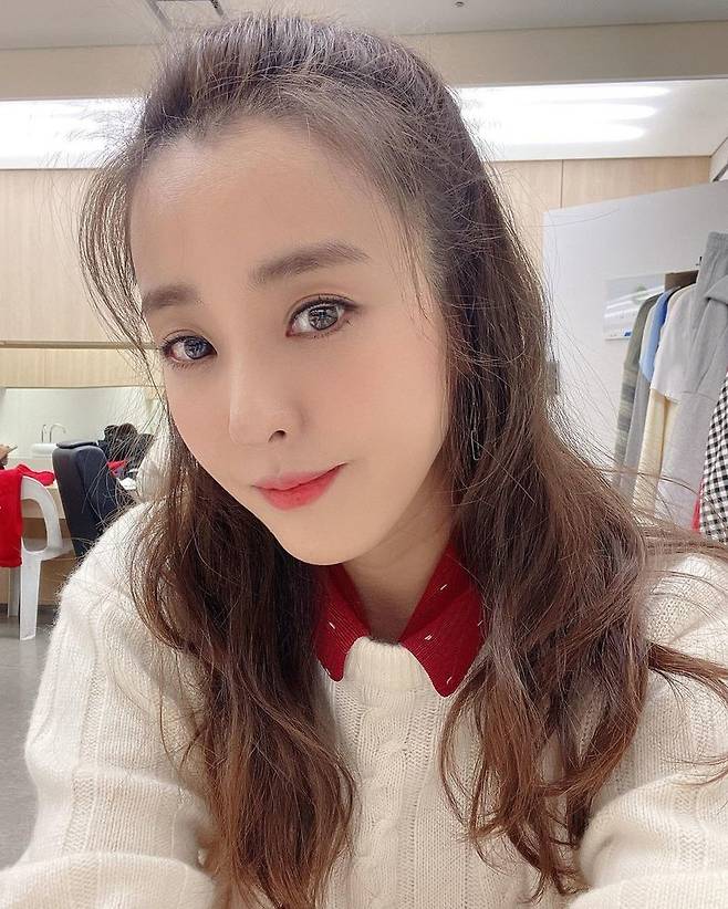 Park Eun-hye, shimmering beautiful look during filming Get up Haru today [SNScut]Actor Park Eun-hye has reported on the latest.Park Eun-hye posted a photo on his personal Instagram on December 18 with an article entitled Please try hard today, Haru, Im going to see you now.Park Eun-hye in the public photo is taking a selfie with a slight smile, especially focused on the bright beautiful looks.The news is Yeji Lee