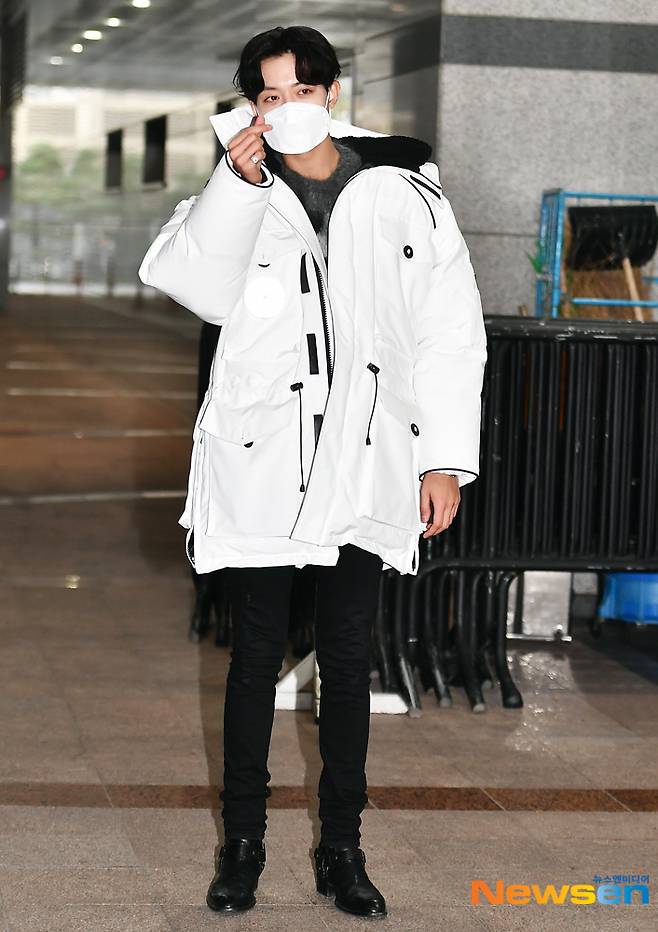 CNBLUE Lee Jung-Shin Way to work, tall and tall with photo angles up ~Elis Sohee, Wii Kim Yohan, Pentagon Yanan, CNBLUE Lee Jung-Shin and Actor Ju Woo Jae enter the Ilsan MBC Dream Center in Janghang-dong, Ilsan-dong, on the morning of December 18 to attend foreign broadcasting.