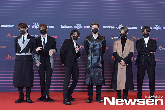 The 2020 KBS Music Festival photo month event was held on the afternoon of December 18 at The KBS Hall in Yeouedo, Youngdeonpo-ku, Seoul, in the aftermath of COVID-19.BTS attended the day.Photo courtesy of KBS