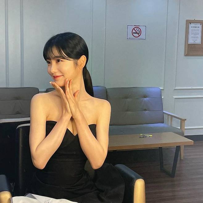 Shin Ye-eun, mature in shoulder line emphasis off-shoulder One Piece [SNScut]Actor Shin Ye-eun has been in the mood with colorful visuals.Shin Ye-eun posted two photos on his Instagram on December 18 with an article entitled Kbs Song Festival in a while.The photo shows Shin Ye-eun, who is wearing an off-shoulder one piece with her hair tied up and shows off her beauty.Deer-like eyes, sleek jawlines and feminine shoulder lines were emphasized, which made fans excited.Shin Ye-eun was in charge of the KBS Gyo Dae Festival on the same day with Yunho Yunho and Cha Eun-woo.Meanwhile, Shin Ye-eun appeared on JTBCs The Number of Cases which ended in November.Lee Su-min on the news