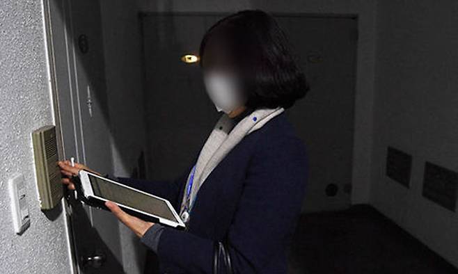 지난달 24일 황모(53·여) 통계조사관이 경제활동인구조사를 위해 현장조사를 하는 모습. 이제원 기자