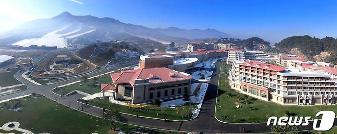 2019년에 문을 연 양덕온천지구의 온천장과 스키장 전경. (평화경제연구소 제공) 2020.12.19.© 뉴스1