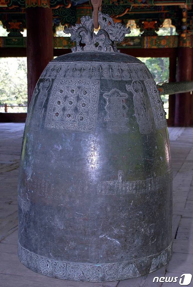 함경남도 고원군 양천사의 만세루에 걸려 있는 종. 17세에 주조된 것이다. (미디어한국학 제공) 2020.12.19.© 뉴스1
