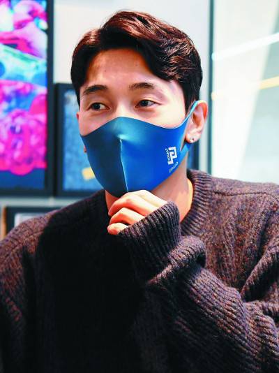 ‘국가대표급’ 브레이크댄스팀 진조크루의 김헌준 대표가 14일 경기도 부천 스튜디오에서 한국의 올림픽 메달 전망에 대해 이야기하고 있다. 김 대표는 올림픽 브레이크댄스 국가대표를 양성할 대한민국댄스스포츠연맹 브레이킹 분과부위원장을 맡고 있다. 부천=최현규 기자