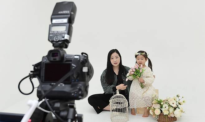 인천 서구 그날의사진 무인셀프스튜디오를 찾은 김초희씨가 딸과 함께 사진을 찍으며 즐거운 시간을 보내고 있다.