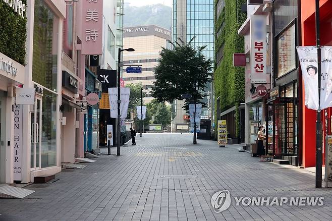 텅 빈 명동거리 8월 23일 오전 서울 중구 명동 거리가 한산한 모습을 보이고 있다. [연합뉴스 자료사진]