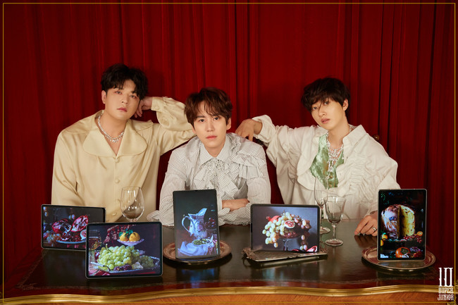 Comback Super Junior Shindong X Eunhyuk X Cho Kyuhyun unveils Dajae versatile unit Teaser water-in-water visualGroup Super Junior has unveiled a new Versatile Unit (Dajae Multifunctional Unit) Teaser Image following the Passionate Unit (Passion Unit).The Teaser, released on the morning of December 21, is a photo of the Versatile Unit Teaser consisting of Shindong, Eunhyuk and Cho Kyuhyun.Set in an intense velvet curtain, it shows a tablet PC with a food picture on an antique wooden table.This is the concept that brings to mind Leonardo da Vincis masterpiece, The Last Supper, which is an exquisite harmony of modern digital props in an antique atmosphere.The members visuals also rose in water.I finished a picture of a beautiful beautiful Teaser with a rich frill shirt and a necklace embroidered with colorful jewels.With fans attention focused on the different combinations of members they have never seen since their debut, expectations are high as the personal Teaser Image of Versatile Unit will be opened through Super Junior official SNS at 10 a.m. on the 22nd.Meanwhile, Super Juniors regular 10th album The Renaissance, which includes a total of 10 tracks of various genres, is scheduled to be released in January 2021.