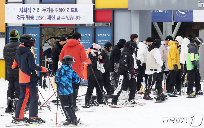 지난 6일 강원도 춘천의 한 스키장. /뉴스1 © News1 민경석 기자