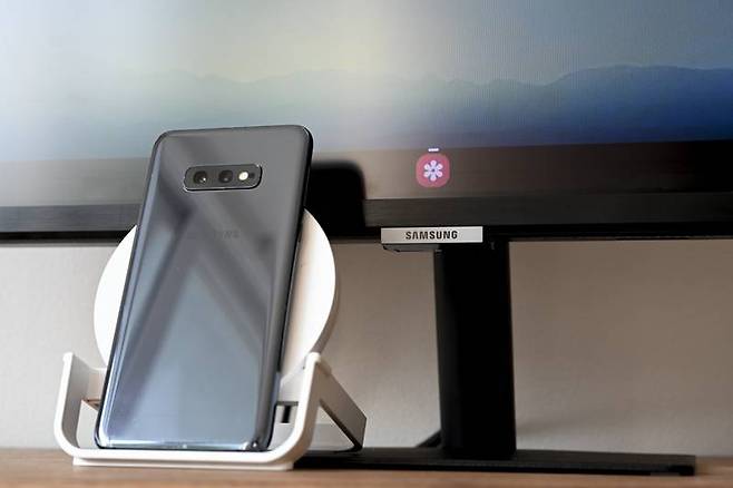 삼성 스마트 모니터 M7은 27인치 M5와 32인치 M7 두 제품이 각각 출시됐다. 출처=IT동아