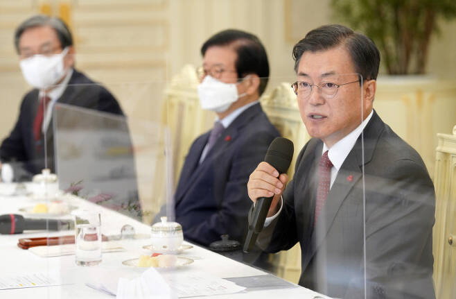 문재인 대통령이 22일 청와대에서 열린 ‘5부요인 초청 간담회’에서 발언하고 있다. 연합뉴스