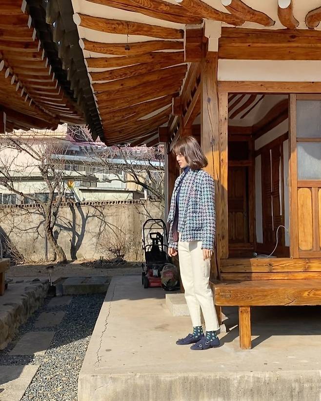 Park Ha-sun, Goddess beauty who showed off her hanok book...Ryu Soo-young also falls love sweetness crystalActor Park Ha-sun has revealed his current situation.On December 22, Park Ha-sun posted several photos on his Instagram.Park Ha-sun, who poses in a hanok in a public photo, boasts a simple charm. Park Ha-suns innocent beauty and elegant atmosphere catch the eye.The Swindlers, who saw the photos, responded Its so beautiful and Its a big hit.On the other hand, Park Ha-sun is appearing in the original drama Kakao TV.