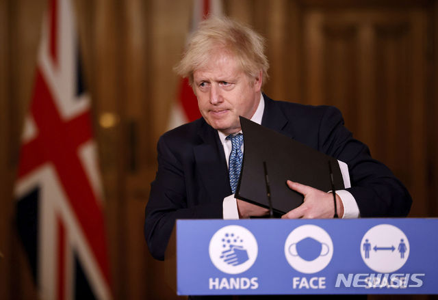 [런던=AP/뉴시스]보리스 존슨 영국 총리가 21일(현지시간) 코로나19 관련 브리핑을 하는 모습. 2020.12.21.