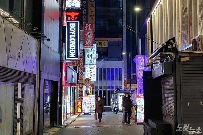 지난 16일 오후 서울 명동의 한 거리. 대부분 가게와 점포에 불이 꺼져 있다. (사진=김태헌 기자)