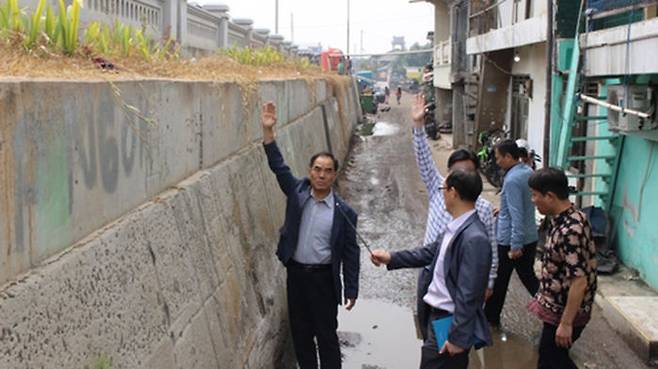 작년 9월 북자카르타 상습 침수구역 방문한 김인식 농어촌공사 사장