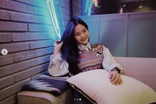 OH MY GIRL Choi Hyo-jung, Kandy leaders warm Smile You Resemble WinterGroup OH MY GIRL leader Choi Hyo-jung boasted a fresh charm that matched the nickname Kandy Leader.Choi Hyo-jung posted several photos on his instagram on the 22nd with the phrase You look like winter.The photo shows Choi Hyo-jung sitting comfortably on the sofa and staring at the camera with a large cushion on his lap.He wore warm knits and built a fresh Smile to capture the hearts of Miracle (a fan club name).Fans responded such as The juicey jackpot, You make my winter warm, and Choi Hyo-jung who feels better just by watching.PhotoChoi Hyo-jung SNS