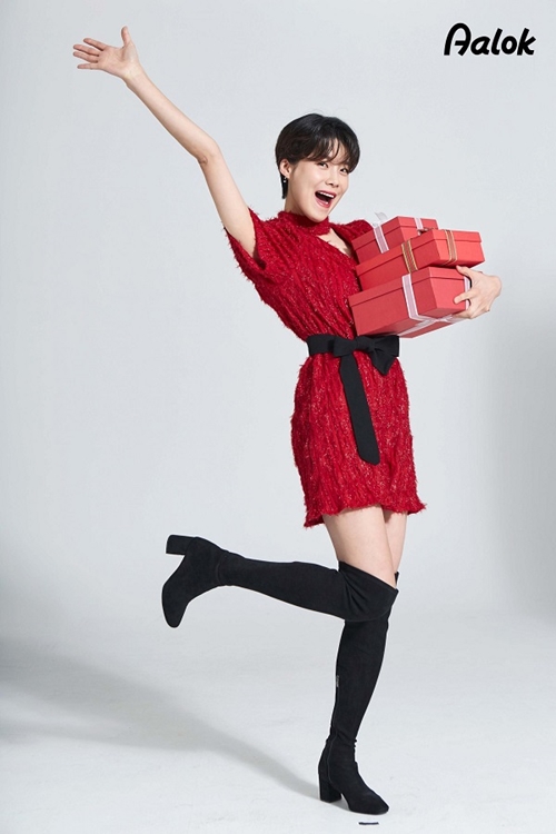 A commercial cut for Gag Woman Jang Doyeon has been released.Parkers Beauty & UnitedHealthcare Inc brand Aalok, which celebrated its 51st anniversary this year, unveiled a new ad cut for the season of Alok Model Jang Doyeon for the end of the year.This ad cut shot was taken to reflect the fact that the classic red color of Christmas color is trend.We have once again admired the pro-down progress of Model Jang Doyeon, said Alok, a marketing official. We are promoting major products at the official online mall at the end of the year, so we hope that it will help us as one of the ways to convey our hearts at a long distance these days, he said.
