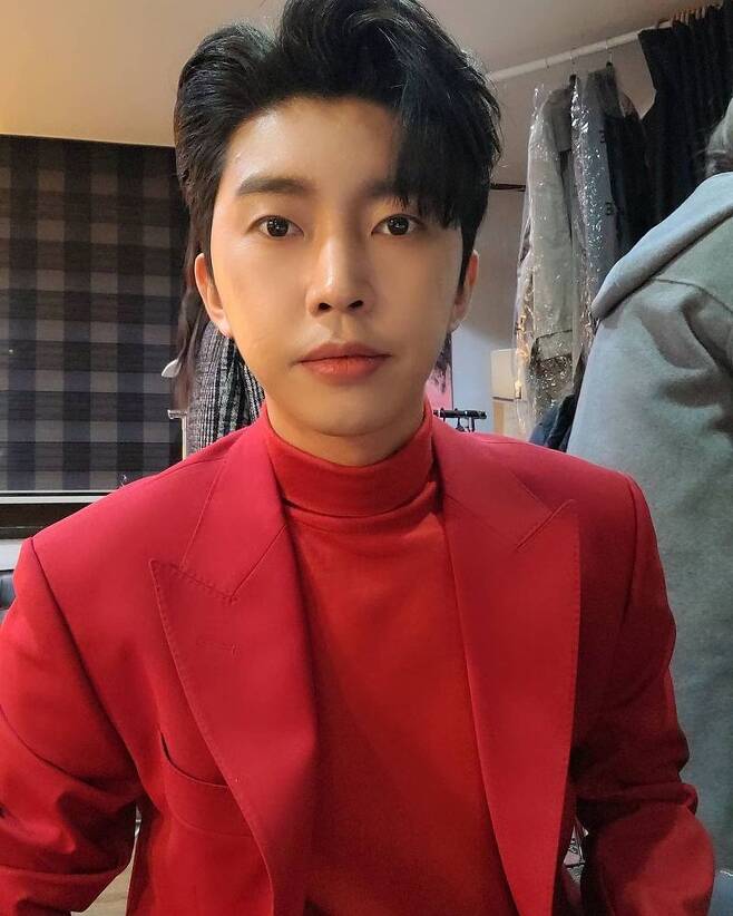 Lim Young-woong, Merry Christmas in steadfast Beautiful looks after Self-QuarantineSinger Lim Young-woong has been in recent condition.Lim Young-woong posted a picture on his instagram on the afternoon of December 22 with the phrase Merry Christmas.Lim Young-woong in the public photo is staring at the camera wearing an intense red neck pole and jacket and showing off his good looks.Still, his warm appearance was outstanding and thrilled fans.Meanwhile, Lim Young-woong was recently released on December 15 after being diagnosed with Corona 19 and entering Self-Quarantine for two weeks.