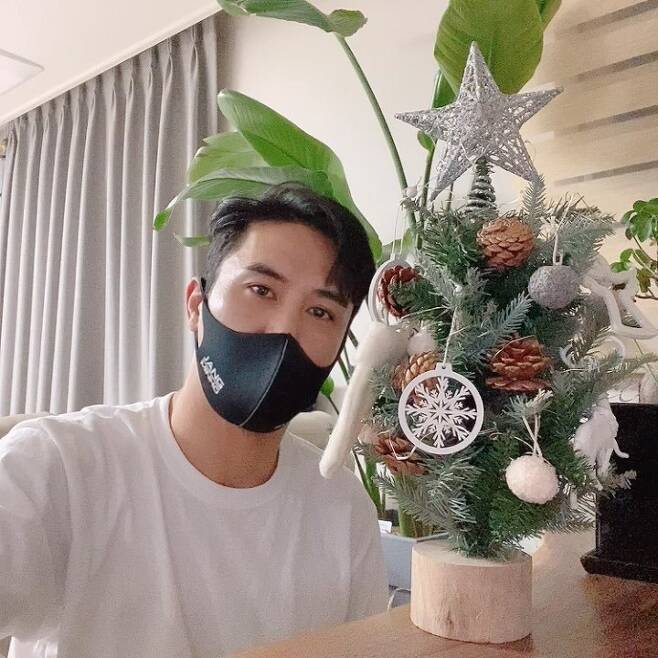 Jang Min-Ho, Pice Visual Strengthen that Mask cant hideJang Min-Ho flaunted a piece-like visualSinger Jang Min-Ho wrote on his Instagram on December 23, Dont get tired, youre up. Come on, Korea. Come on, global village. We can overcome.Merry Christmas. I will meet you at the Pong Pung A School later. The photo shows Jang Min-Ho, who is proud of his warm appearance with Mask next to the tree.You can also see the full-length poses in the room where you can feel the Christmas atmosphere. Jang Min-Hos glaring appearance catches your eye.