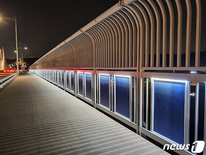 시천교에 설치된 태양광 발전 발광다이오드(LED) 조명이 켜진 모습. © 뉴스1