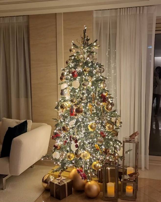 Actor Lee Si-young has unveiled the Christmas atmosphere living room.On December 24, Lee Si-young posted three photos on his instagram with an article entitled Merry Christmas.In the open photo, Lee Si-youngs living room is spewing out the glowing light of The Christmas Tree.The netizens who watched the photos responded that Tree is so beautiful and Christmas atmosphere.Meanwhile, Lee Si-young appeared in the Netflix original series Sweet Home.