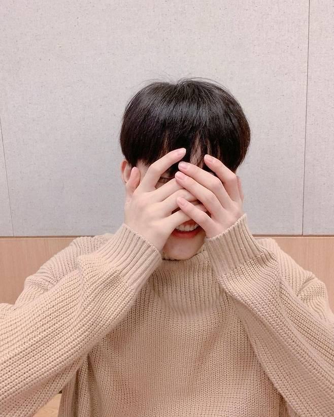 Singer and Actor Yoo Sun-ho gave encouragement to his friends who finished the SAT.Yu Seon Ho uploaded a photo to her official SNS on December 24 with an article entitled Mary Christmas Eve Merry Christmas Eve.In the photo, Yoo Sun-ho wore a brown knit to reveal a warm winter look and emit a cute charm.Yoo is covering his face with his hands in shame. In the other photo, he showed off his warm visuals with a bright smile.On the other hand, Yu Seon Ho confirmed the appearance of JTBCs new drama Undercover scheduled to be broadcast in the first half of next year.