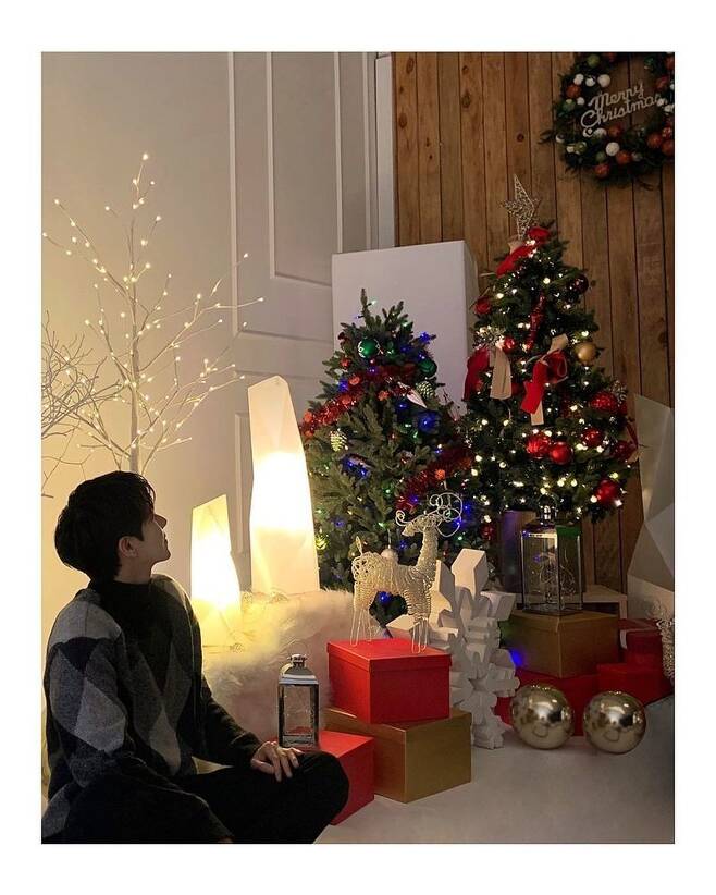 Singer Gwang-hee has revealed her warm Christmas routine.On December 24, Gwang-hee posted an article and a photo on his instagram entitled Christmas Eve.In the open photo, Gwang-hee is sitting on the side of a room decorated with Christmas trees and decorations. The subtle lighting and sparkling decorations created a cozy atmosphere.Gwang-hees sharp side looks like a sculpture and catches the eye.