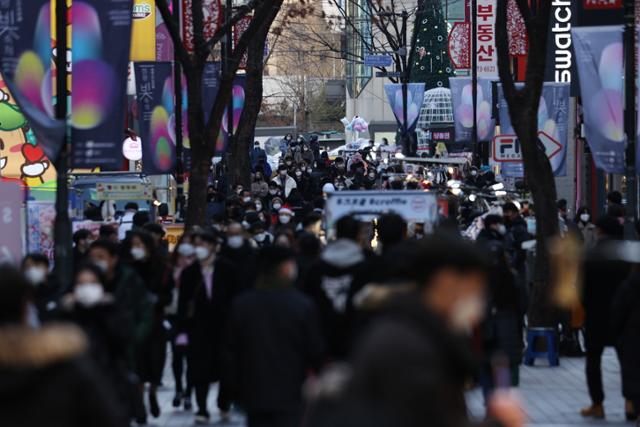 성탄절인 25일 오후 서울 중구 명동거리에 많은 인파가 몰려 있다. 연합뉴스