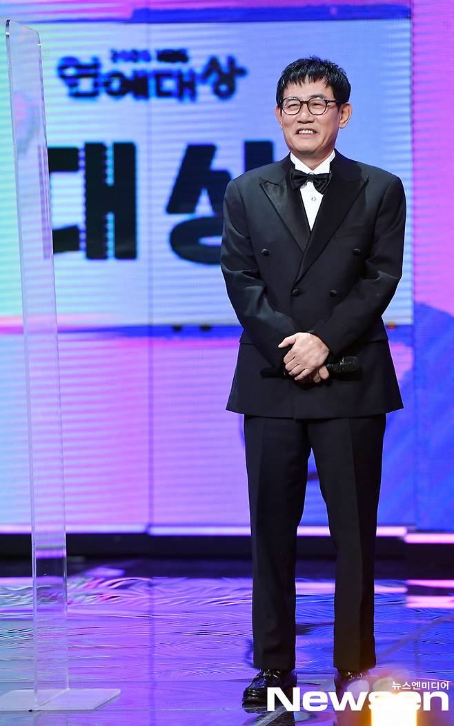 The 2020 KBS Entertainment Awards Ceremony was held at the public hall of KBS New Building in Yeouido, Yeongdeungpo-gu, Seoul on December 24th.Lee Kyung-gyu was on the target candidate.2020 KBS Entertainment Grand Prize winner (played)▲ Grand Prize - Kim Sook (Presidents ear is donkey ear) ▲ Best Program Award - 2 Days & 1 Night Season 4 ▲ Reality Grand Prize - Poppin Hyun Jun Park Ae-ri (Salim Men 2), Hyun Joo-yeop (Presidents ear is donkey ear) ▲ Show variety Grand Prize - Moon Se-yoon (2 Days & 1 Night Season 4) ▲ Reality Excellence Prize - Reason Lee (New Years Eve) ▲ Show Variety Excellence Prize - Dindin (2 Days & 1 Night Season 4), Reality George Best Entertainer Award - Yang Chi-seung (Presidents ear is donkey ear), Oh Yoon-a (New Years Eves Night Stories), Ryu Soo-young (New Years Days Days Days Days Days Days Day) ▲ Show Variety George Best Enterer The Tenor Award - Yeon Jung-hoon (2 Days & 1 Night Season 4), Hong Kyung-min (Endless Masterpieces, etc.), Seung-hee (Soccer Horseball Baseball), George Best Couple Award - Choi Yang-rak Pang Hyun-sook (Salim Men 2), Kim Ye-rin Yoon Ju-man (Salim Men 2), Suvin Arryn (Music Bank), George Best Challenge - Zombie Award Detective ▲ Producer Special Award - Lee Young-ja (Newborn Story), Song Eun-i (Problem Son of Rooftop Room), Special Program Award - Korean Again Na Hoon-a ▲ Hot Issue Entertainment Program Award - Dog is Excellent ▲ Digital Content Award - Kim Gura (Gura Cheol), DJ Award of the Year - Cho Woo-jong (FM Acting Officer of Cho Woo-jong), Staff of the Year - Ha Dong-geum (Korean Again Na Hoon-a, etc.), Jang Ji-won (Endless Masterpieces, etc.), newcomer DJ Award - Kang Ha-na (Raising the Volume of Kang Han-na), writer award - Kim Ji-eun (Korean Again Na Hoon-a, etc.), George Best Icon Award - Superman Returns Children ▲ Show Variety Rookie Award - Kim Sun-ho (2 Days & 1) Night Season 4 ▲ Reality Rookie of the Year - Kim Il-woo (Living Men 2), Kim Jae-won (Newborn Story) ▲ George Best Teamwork Award - Live throughout the year