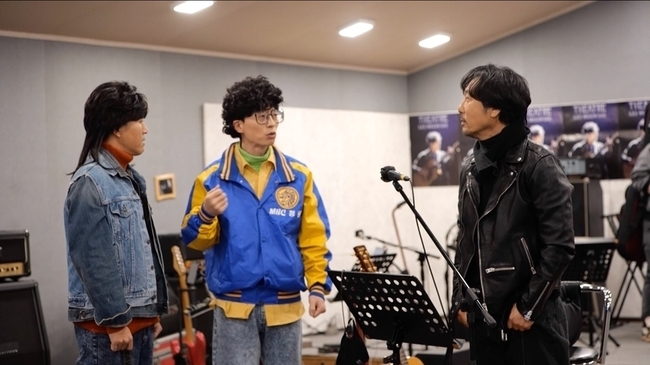 MBC Hangout with Yoo-Winter Song Rescue Operation features a living Legend Lee Moon-se, a music industry that transcends the times and generations.MBC Hangout with Yoo (director Kim Tae-ho, Kim Yoon-jip, Jang Woo-sung, Wang Jong-seok writer Choi Hye-jung), which will be broadcast on December 26, will reveal the images of Yoo Jae-Suk and Kim Jong-min who visited the practice room to get Lee Moon-se as guests of Operation Rescuing Winter Songs.Lee Moon-se, a living legend of the Korean music industry, is the protagonist who created countless hits such as Old Love, Girl, Writing under the shade of a street tree, and Red glow.It is a remake of junior singers such as Big Bang, Sung Si Kyung, Lim Jae Bum, Kim Bum Soo, Kyu Hyun, and IU who are known as the emperor of concert and entertainers of entertainers.The presence of Yoo Jae-Suk and Kim Jong-min, who are trying to get Lee Moon-se to the Winter Song Rescue Operation, steals attention.Yoo Jae-Suk wearing a baseball jumper with MBC Blue Dragon on the fast-paced Finkle Pharma and Kim Jong-min, who shows the end of retro with Cheongcheong Fashion on his long hair, seem to have returned to the 8090s on a time machine.Yoo Jae-Suk and Kim Jong-min, who opened the door of the practice room full of excitement, were soaked in the song of Lee Moon-se that they heard and stopped.Yoo Jae-Suk and Kim Jong-min, who naturally sang Techang to Lee Moon-ses song.However, it is said that he was somewhat embarrassed by the song that did not end.Lee Moon-se, who sang up to verse 2, regardless of the unconventional visuals of Yoo Jae-Suk and Kim Jong-min, was belated (?)He was surprised to find them. While he was singing a song, he said, The Invisible Man (?) When Yoo Jae-Suk asked, I am doing this, now you have seen it? Lee Moon-se is the back door that made the scene shout with the star-night down-talk.Yoo Jae-Suk said, I seem to be listening to the radio every time I hear his voice, and when I repeat the steam reaction of admiration, it was a star night family with starry night from school days to rookies.