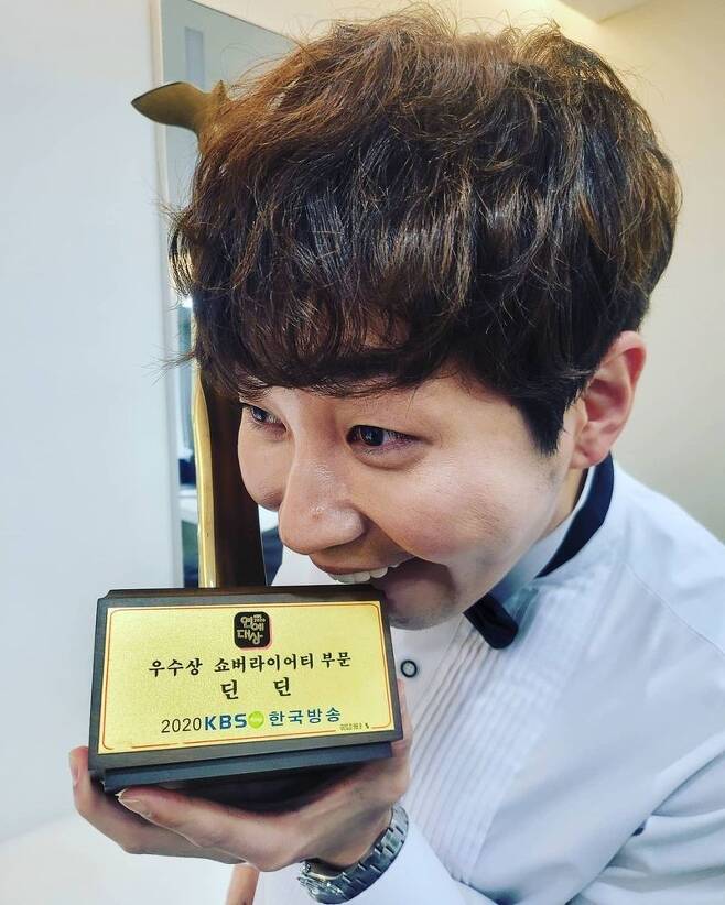 Moon Se-yoon gave his impression of winning the Grand Prize in the variety category of the 2020 KBS Entertainment Grand Prize.Moon Se-yoon said on December 25th, I was worried about what to write, but now Im uploading Grand Prize and program prize.It was a very grateful day. Moon Se-yoon won the Grand Prize in the show variety category at the 2020 KBS Entertainment Grand Prix broadcast on the 24th.Moon Se-yoon, who made his debut in 2001, won his first trophy in Entertainment Grand Prize in 20 years.In the photo, Moon Se-yoon enjoyed the atmosphere of the awards ceremony by posting a group photo taken with the members of the production team after the program awards, a Dindin who won the show variety category, and Kim Sook who won the award.Moon Se-yoon said, Even though I will be tired, I will always laugh and make the atmosphere of the filming scene easier. One night and two days.A sincere preference! Gyomi Dindin! The youngest Ravi! The stage was the best yesterday.I think I have a lot of goodwill to be able to join them.  I will be more and more fun and funny in the future. Thank you for your congratulations.Merry Christmas, he said.In the meantime, Moon Se-yoon laughed by adding a hashtag called # 1 night 2 days # Thank you # I will not eat pork belly for 3 months from today # I will eat ribs of shrimp,