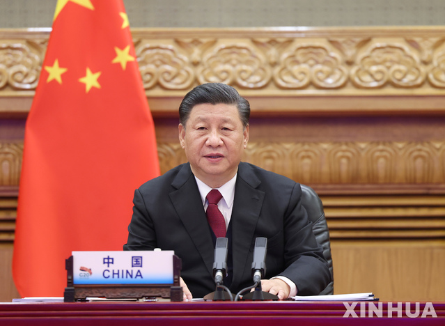 [베이징=신화/뉴시스]시진핑 중국 국가주석이 22일 베이징에서 화상을 통해 제15차 주요 20개국(G20) 둘째 날 정상회의에 참석해 연설하고 있다. 2020.12.25