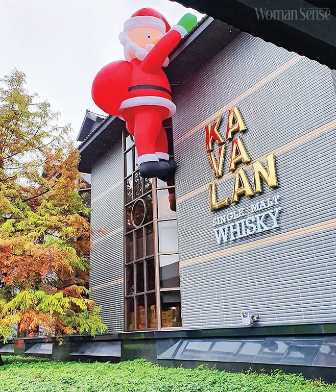 대만 위스키 카발란 증류소에 장식된 산타. 지붕을 오르는 모습이 유머러스하다.