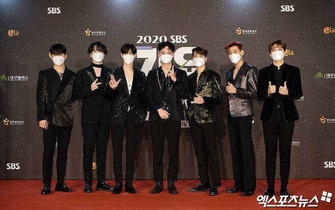 GOT7 (I GOT7), who attended the SBS Gayo Daejeon in Deagu red carpet event, which was held in non-face-to-face with No spectors at Deagu on the afternoon of the 25th, has photo time.