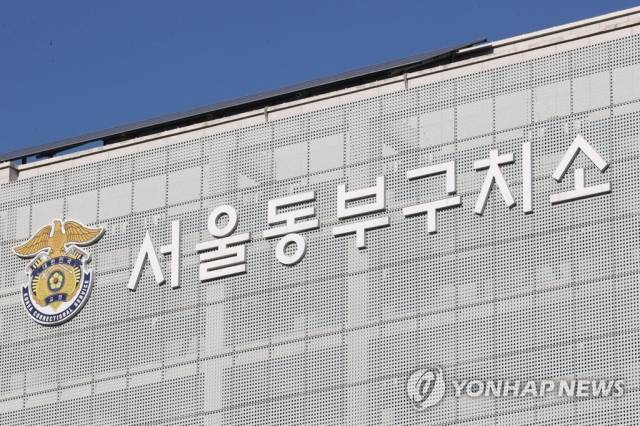 서울 동부구치소에 수용 중인 코로나19 확진자 500여명 가운데 중증 환자, 고령자, 기저질환자를 제외한 400여명이 28일 경북북부제2교도소로 이송될 예정이다.